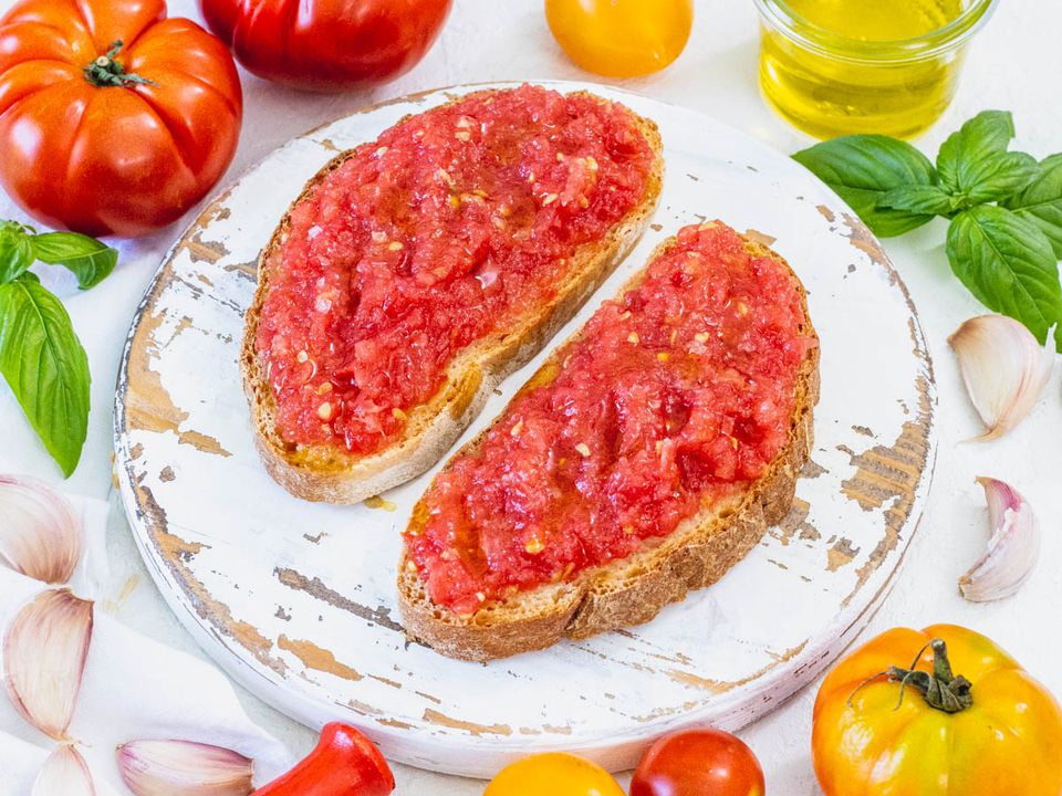 Pan con Tomate (Spanish tomato bread)